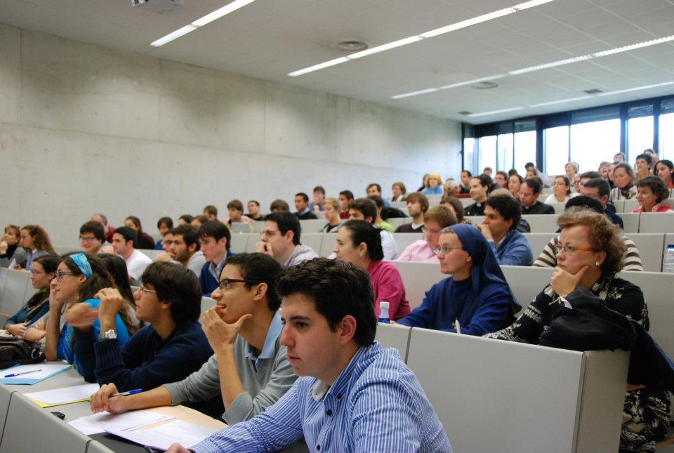 Alumnos y profesores protagonizan la jornada ‘La comunicación de la fe en la opinión pública’ 380220 272860056083493 100000785039119 713219 1264364371 n - Alumnos y profesores protagonizan la jornada ‘La comunicación de la fe en la opinión pública’