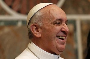 papa riendo 300x199 - Los 6 momentos más divertidos del Papa Francisco