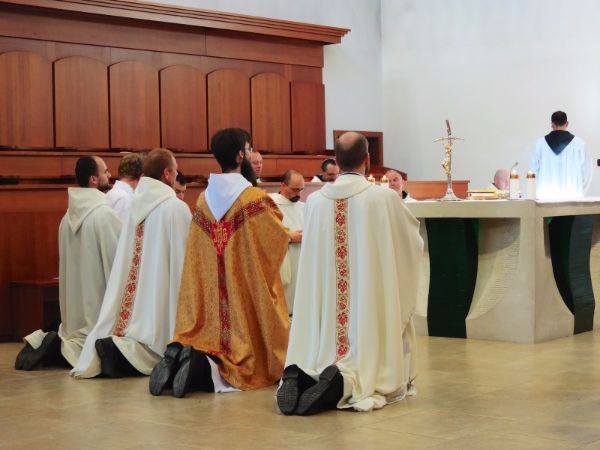 sacerdotes arrodillados