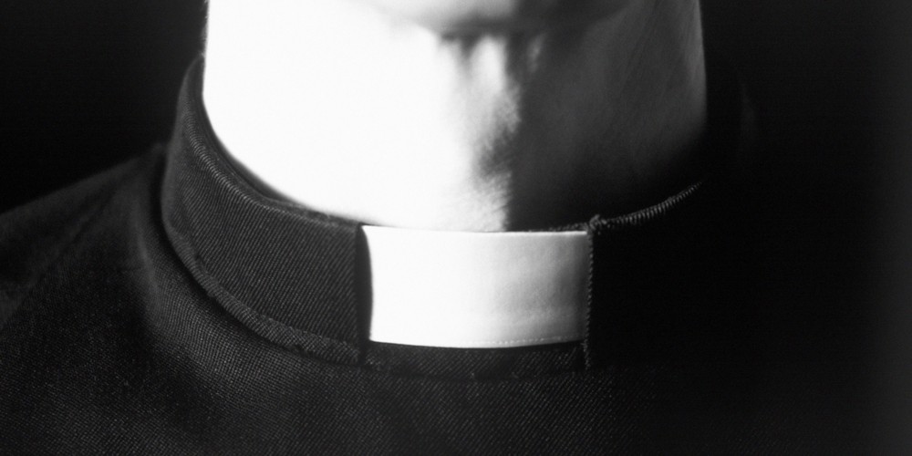 priest collar 1 1000x500 - ¿Por qué llamamos padre a los sacerdotes?