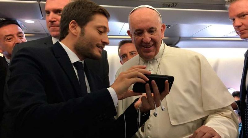 Cara a cara con Álvaro de Juana PapaFranciscoenelavion AlvarodeJuana ACIPrensa 07092017 800x444 - Cara a cara con Álvaro de Juana