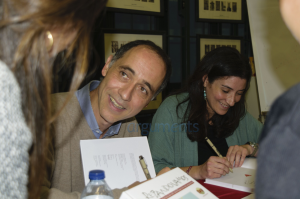 "Rezando vamos" firmando 300x199 - "Rezando vamos"