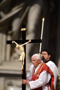 ¿Qué han dicho los Papas sobre la Cuaresma? viernes santo cruz papa 200x300 - ¿Qué han dicho los Papas sobre la Cuaresma?
