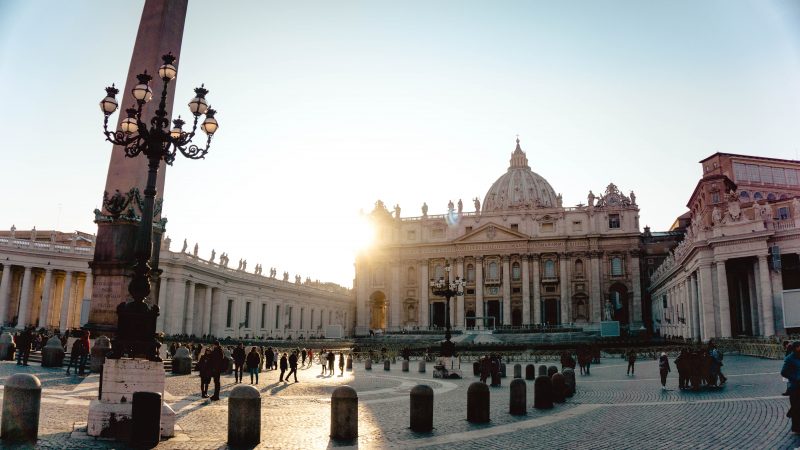 yeo khee 612849 unsplash 800x450 - 3 palabras para un pontificado: comunicación, humildad y proximidad
