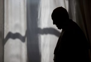 Abusos en la Iglesia: dolor, perdón, reparación y oración Francisco a contraluz 300x207 - Abusos en la Iglesia: dolor, perdón, reparación y oración