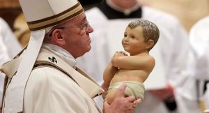 Francisco con el Niño en brazos 300x162 - Dios con nosotros, el misterio de la Navidad