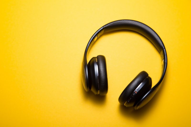 auriculares 800x533 - Recursos para que este no sea un Adviento más