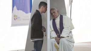 papa confesando 300x169 - Cómo hacer una buena confesión: 5 pasos y examen de conciencia