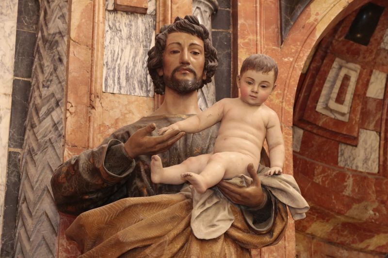 San José con el Niño en brazos 800x533 - 10 oraciones para pedir por la Paz