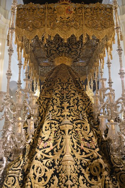 Las procesiones de Semana Santa Manto de la Esperanza de Triana procesiones Semana Santa paso 400x600 - Las procesiones de Semana Santa