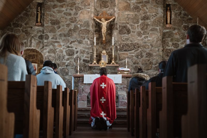 adoración al Santísimo 800x533 - 5 oraciones cantadas de la fiesta del Jueves Santo