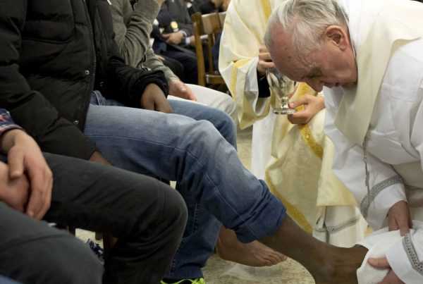 papa lava los pies 600x403 - ¿Cómo es la Semana Santa del Papa Francisco en Roma?