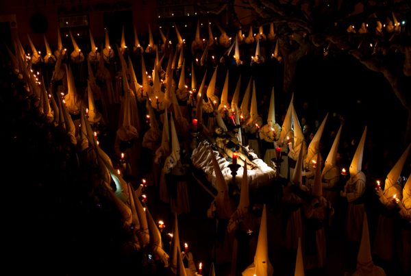 procesiones Semana Santa nazarenos con Cristo 600x403 - Las procesiones de Semana Santa