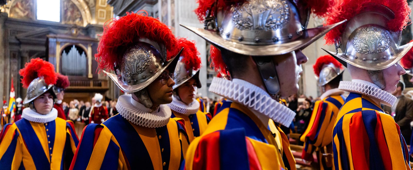 20190506 Holy Mass at the altar of the Chair of St. Peters Basilica with the Swiss Guards Daniel Ibáñez 1 1700x700 - La Guardia Suiza: el ejército más pequeño y antiguo del mundo
