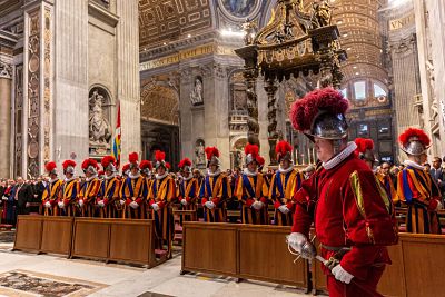 20190506 Holy Mass at the altar of the Chair of St opt 11 - La Guardia Suiza: el ejército más pequeño y antiguo del mundo