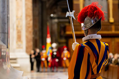 La Guardia Suiza: el ejército más pequeño y antiguo del mundo 20190506 Holy Mass at the altar of the Chair of St opt 4 - La Guardia Suiza: el ejército más pequeño y antiguo del mundo