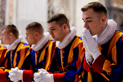 20190506 Holy Mass at the altar of the Chair of St opt 5 - La Guardia Suiza: el ejército más pequeño y antiguo del mundo