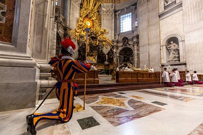 20190506 Holy Mass at the altar of the Chair of St opt 6 - La Guardia Suiza: el ejército más pequeño y antiguo del mundo