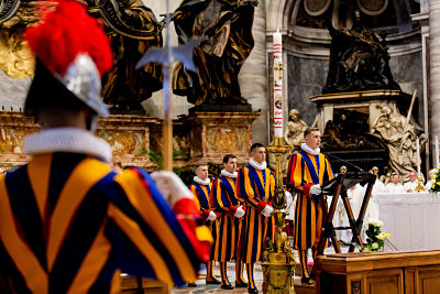 20190506 Holy Mass at the altar of the Chair of St opt 9 - La Guardia Suiza: el ejército más pequeño y antiguo del mundo
