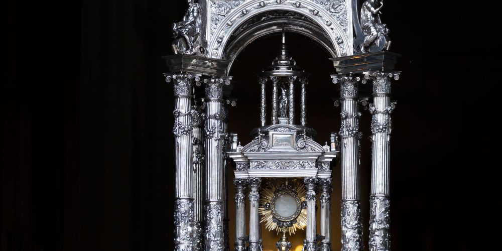 48133014508 ac4040253d k 1000x500 - 10 Milagros Eucarísticos que ponen de manifiesto el valor de la Eucaristía