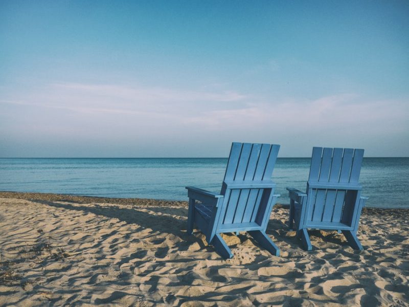 dos sillas playa 9 ideas para rezar este verano que no sea un punto y final 800x600 - 9 ideas para que este verano no sea un punto y aparte en tu relación con Dios