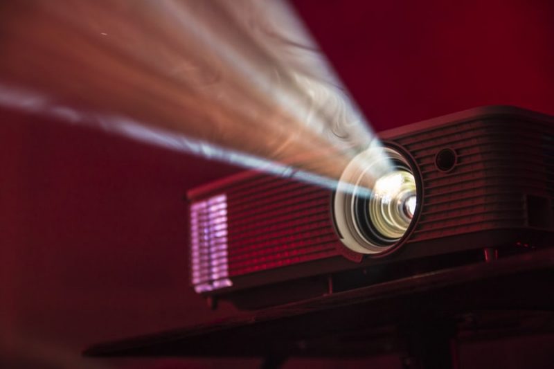 cine imaginación covid2019 800x533 - 31 iniciativas solidarias que ha traído el Coronavirus en España