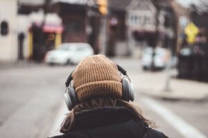 auidos para rezar jóvenes plataformas 300x200 - 5 plataformas con audios para rezar cada día