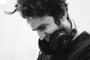 plataformas audios para rezar jóvenes 300x200 - 5 plataformas con audios para rezar cada día