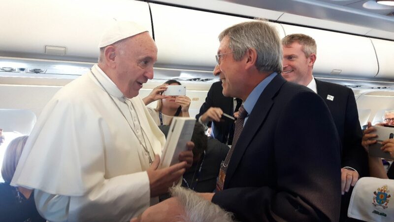 "Descifrando el Vaticano", un libro para entenderlo desde dentro y desde fuera Juan Vicente Boo con el Papa 800x450 - "Descifrando el Vaticano", un libro para entenderlo desde dentro y desde fuera