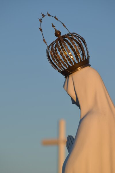 Virgen María 400x600 - La Paz en Ucrania vendrá de la mano de la Virgen de Fátima y de San Juan Pablo II
