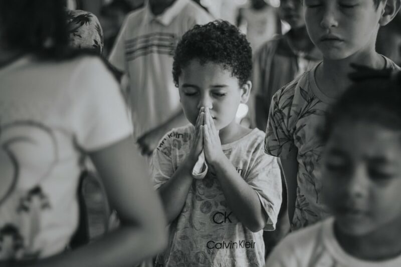 oración por la paz chavalín rezando 800x533 - 10 oraciones para pedir por la Paz