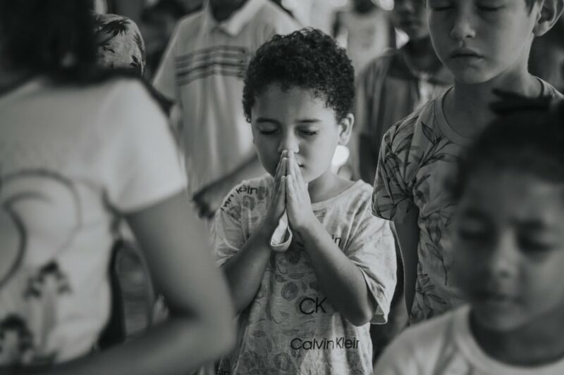 oración por la paz chavalín rezando 800x533 - 10 oraciones para pedir por la paz