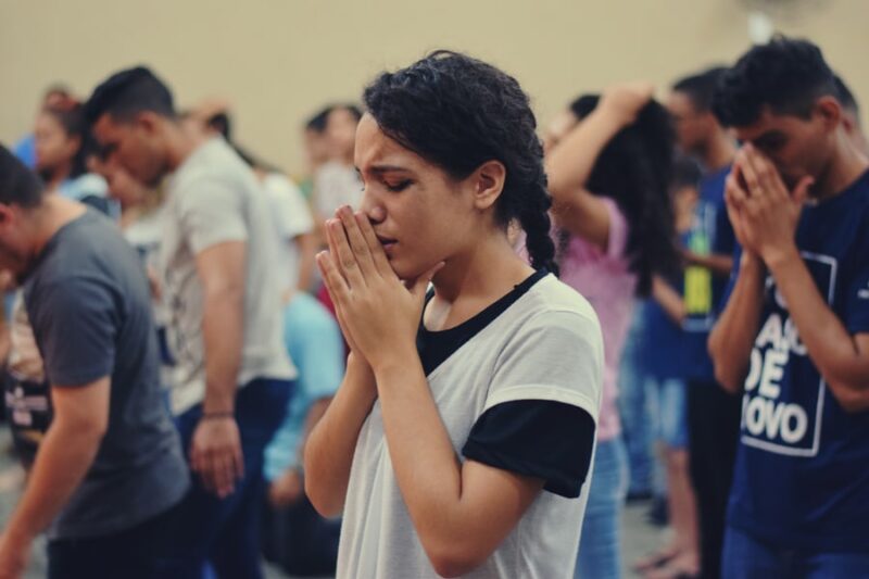 oración por la paz gente rezando 800x533 - 10 oraciones para pedir por la paz