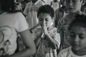 oración por la paz chavalín rezando 300x200 - oración por la paz, chavalín rezando