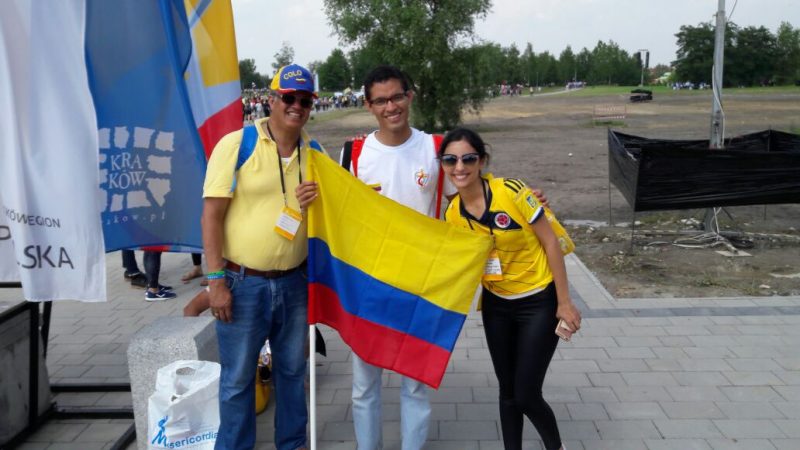 A la entrada del Santuario de San Juan Pablo II coincidimos con esta colombiana 