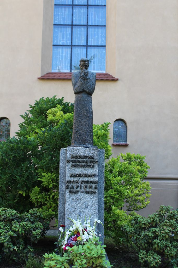 Escultura del Cardenal Adam Stephan Sapieha, a las afueras de la Basílica de San Francisco de Asís. Sapieha fue el primado de Polonia que ordenó a Karol Wojtyla en 1944. En la basílica, San Juan Pablo II solía rezar desde que era estudiante