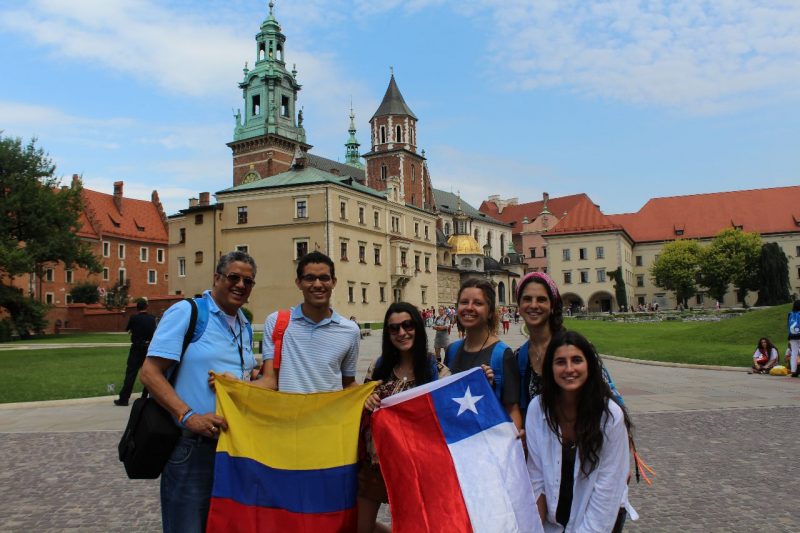 En el fondo, la mítica Catedral de Wawel, donde San Juan Pablo II ofició su primera Santa Misa el 2 de noviembre de 1946. Allí rezamos delante de una reliquia suya: un poquito de su sangre. En la foto aparecemos mi padre y yo con un grupo de chilenas, que al salir de la Catedral comenzaron a cantar "La gozadera". De repente, una de ellas a capella: "Colombia me lo regaló...". Entendí la indirecta. Me giré y le pregunté: "¿Quieres un regalo de Colombia?". "¡Claaaaro!". Le di un bolígrafo que tenía de adorno un sombrero vueltiao. Me prometió usarlo "en la escuela". 