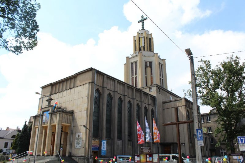 Parroquia a la que asistía Karol Wojtyla cuando residió en el barrio de Debniki (1938-1944). Allí conoció a Jan Tyranowski, que lo introdujo en la espiritualidad carmelitana. En la iglesia, se encuentran los restos de Tyranowski, que se encuentra en proceso de beatificación y una sotana de Don Bosco. Nos hacía especial ilusión visitar esta iglesia porque el pueblo de mi abuelo materno se llama así, San Estanislao de Kotska. Obviamente rezamos por él. 