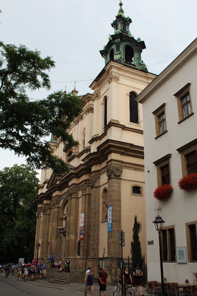 Durante su visita a Cracovia en 1997, Juan Pablo II pronunció un discurso a los profesores y estudiantes, poniéndoles como modelo a San Juan Cancio, catedrático de la Academia de Cracovia del s. XV cuyos restos descansan en la Colegiata. Rezamos delante de ellos. Pedí especialmente por la santidad de los profesores. 