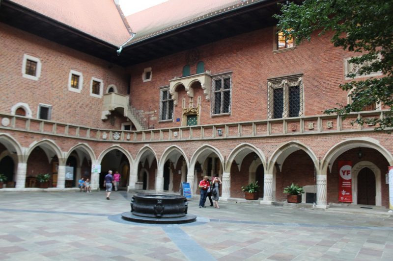 Este es el edificio universitario más antiguo de Cracovia, fundado en 1400. En esta universidad, Karol Wojtyla estudió primero Filología y luego Teología. 