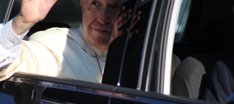 El Papa saluda desde su coche