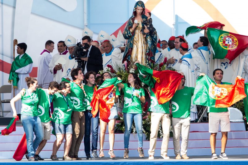 Jóvenes portugueses celebran que acogerán la próxima JMJ (Fotografía: Daniel Ibáñez/ ACI Group)