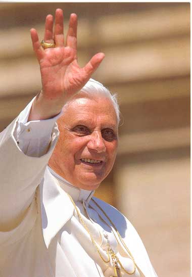 BenedictoXVI_saluda
