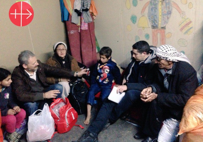 Delegación de AIN e iMisión celebrando la Navidad con una familia iraquí víctima de al prescuión religiosa