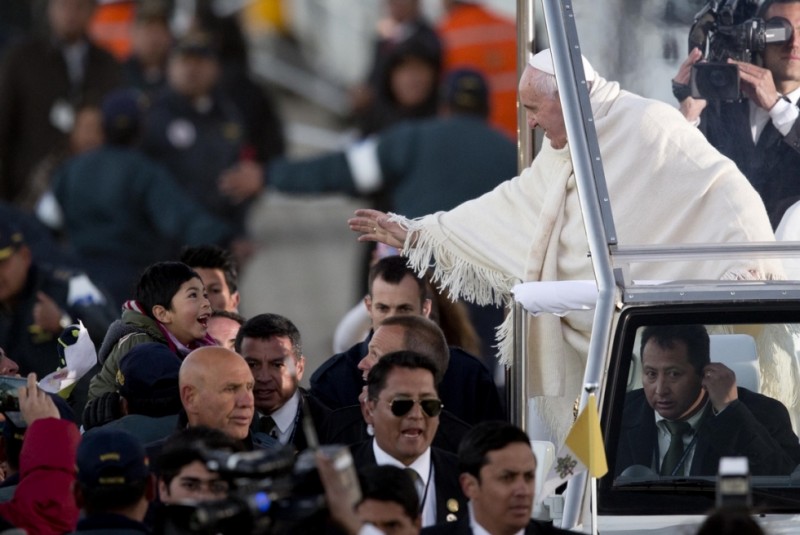 El papa en Bolivia bendice a un niño